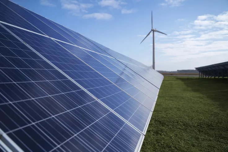 panele-sloneczne-i-elektrownia-wiatrowa-na-zewnatrz panele sloneczne i elektrownia wiatrowa na zewnatrz